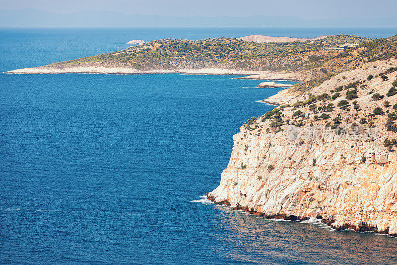 鸟瞰图上的希腊岛，海岸线与绿松石海