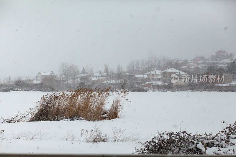 大雪下的小村庄