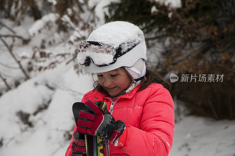 小女孩喜欢周末在雪地里玩