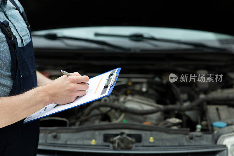 在汽车修理厂工作期间撰写汽车检查清单。
