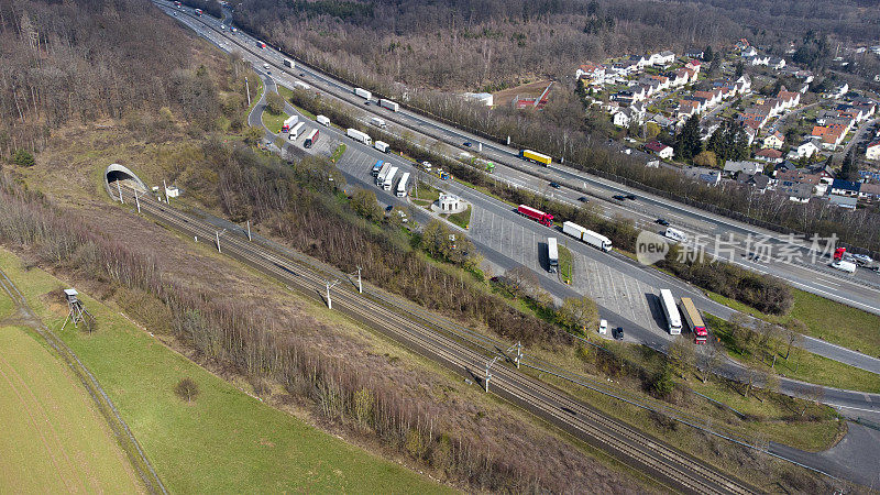 德国高速公路和高速铁路轨道-鸟瞰图