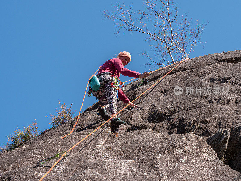 登山者攀登岩壁