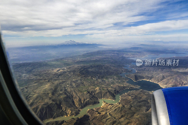 旅游飞机旅行，湖山和天空的看法