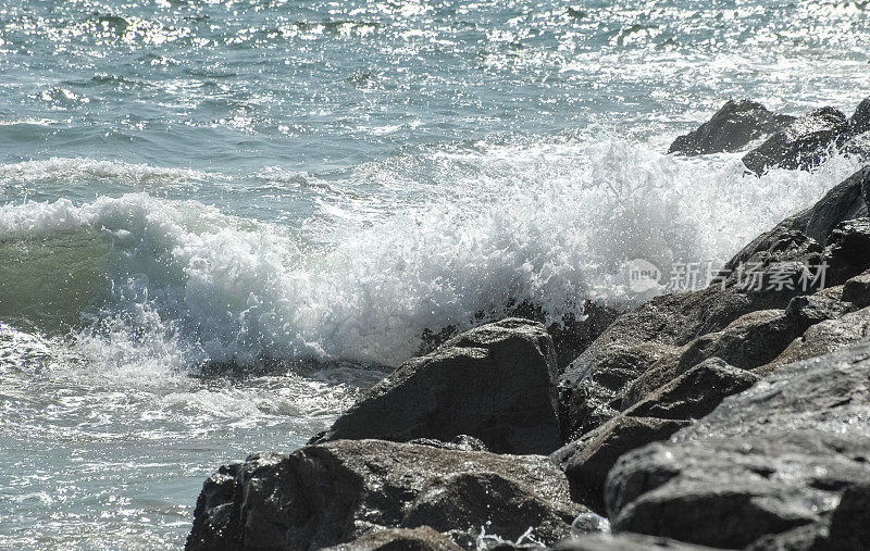 海浪拍打着海岸的岩石