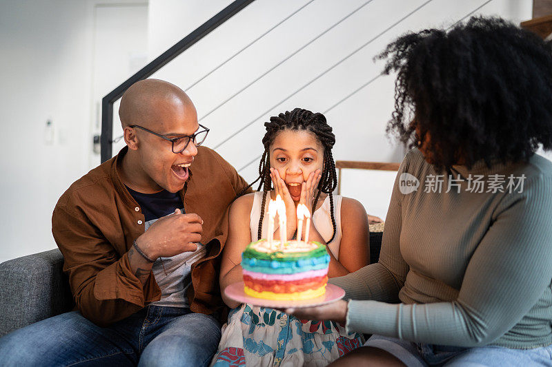 家人在家里庆祝女孩的生日