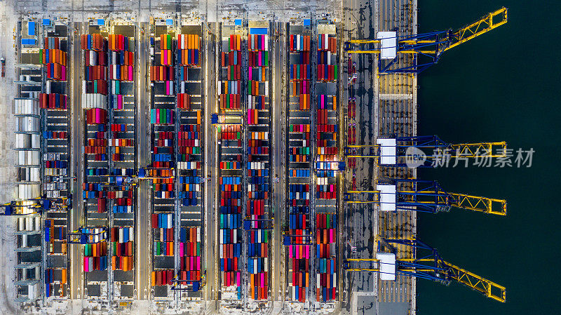 鸟瞰图商业海港仓库和起重机船，进出口全球商业物流工业港口集装箱船，集装箱装载货物货船。