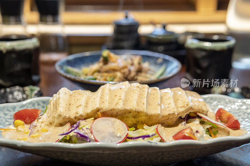 豆腐和蔬菜沙拉碗在日本餐厅