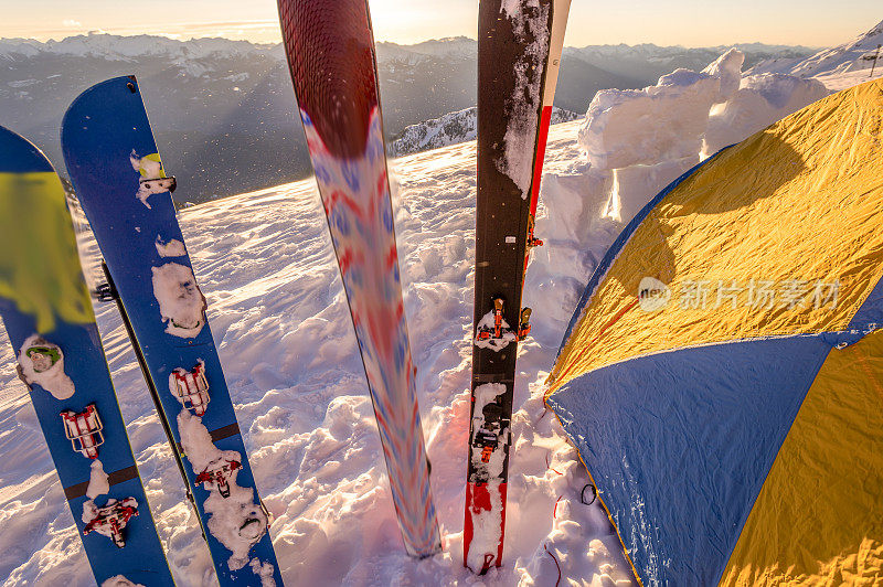 野外滑雪板旁边的帐篷在雪的风景