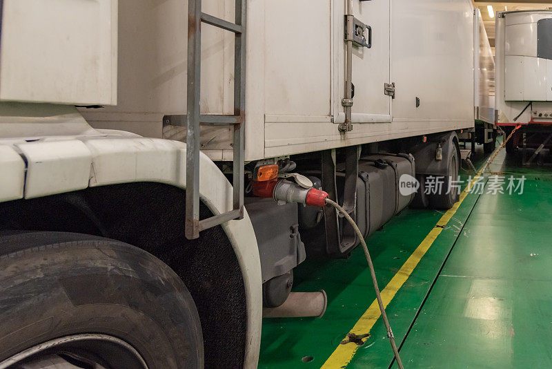 冷藏车在船舶的货舱内与电力电缆连接后，能够通过卡车本身的燃烧来关闭制冷设备，并避免货舱内的污染。