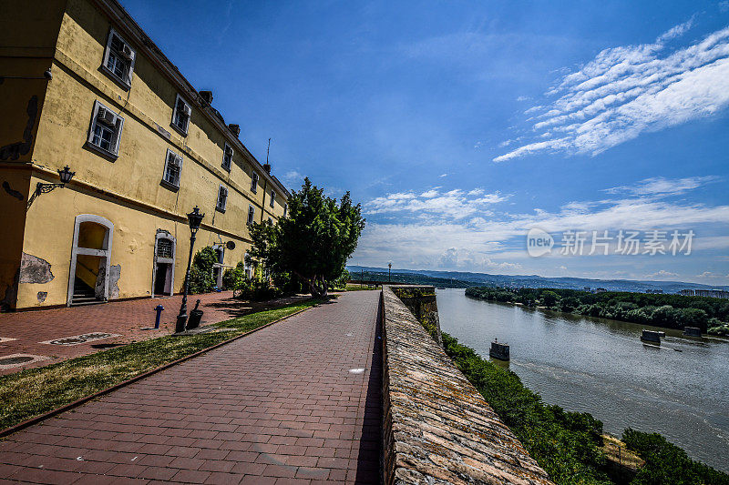 多瑙河和自由桥鸟瞰图诺维萨德，塞尔维亚