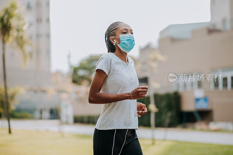 戴口罩的妇女，冠状病毒大流行