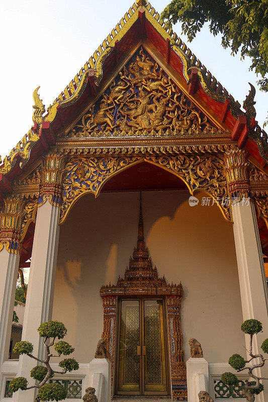 佛寺的装饰大门和屋顶。