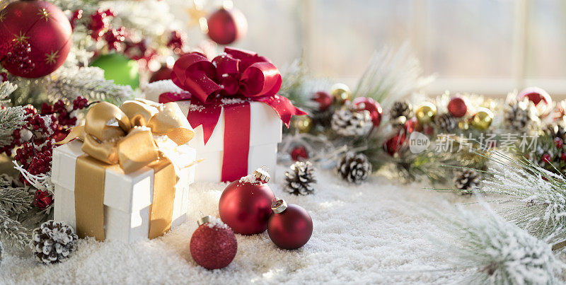 圣诞树与礼物在冬季背景。