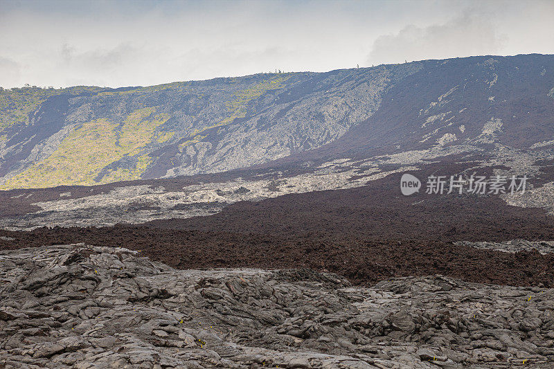 Kahaualeʻ自然保护区古老的熔岩流，颜色鲜艳的熔岩绳