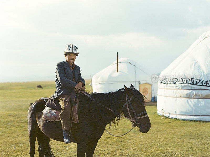 帐篷附近骑马的老人的肖像