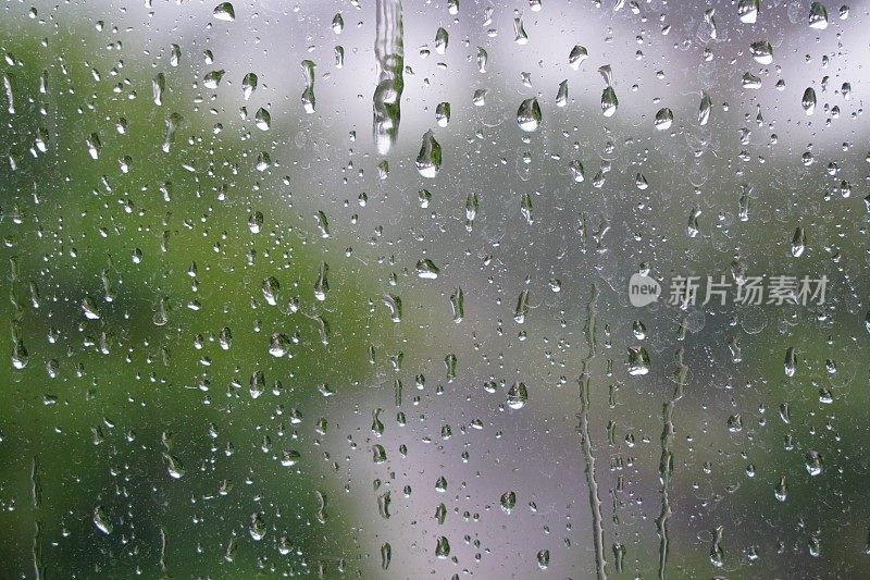 雨点在窗口与背景