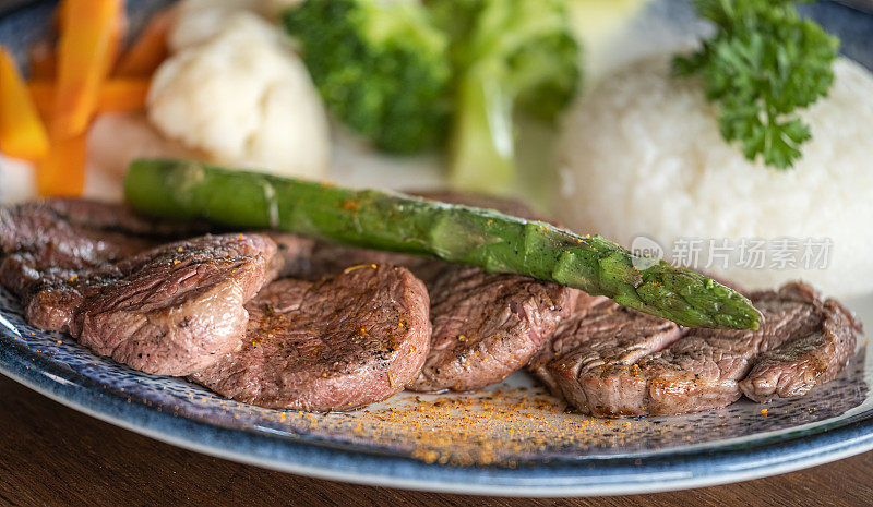 烧烤烤牛排，米饭和蔬菜盘