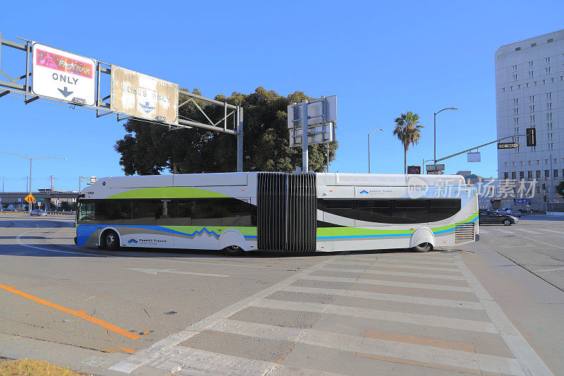 在洛杉矶市中心的FasTrak公交道上运行的山麓公交