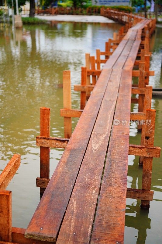 在洪水期间建造的临时木桥