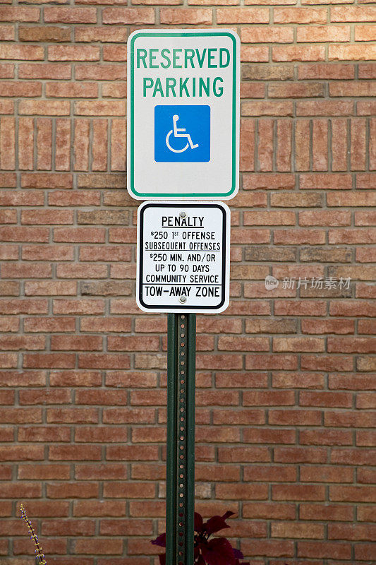 有预留停车位及罚款标志的残疾人停车场