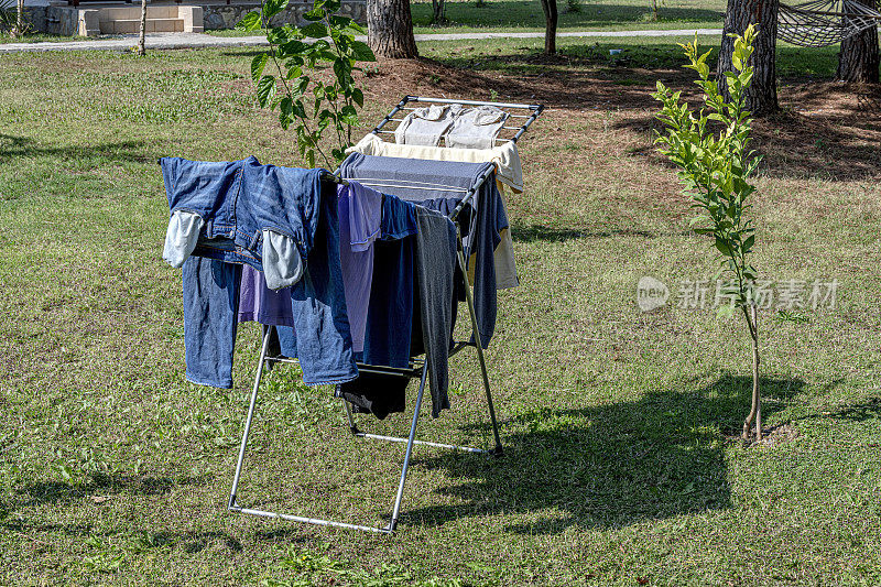 衣服放在花园的洗衣架上