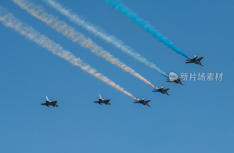 在乌克兰独立30周年阅兵式上，一群飞机在基辅蓝天下冒着彩色烟雾飞行