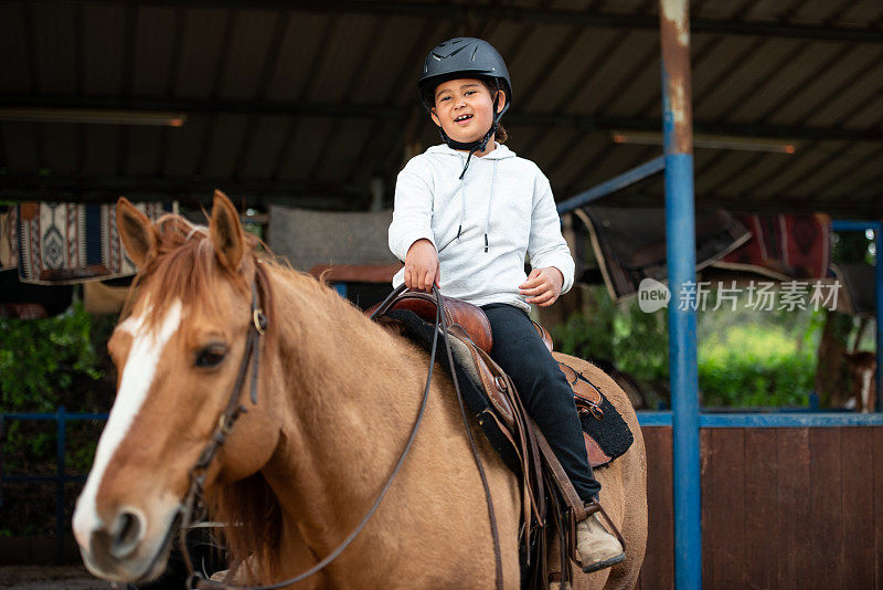 孩子们喜欢骑马。