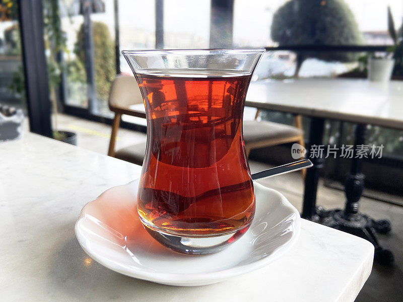 咖啡桌上有土耳其茶