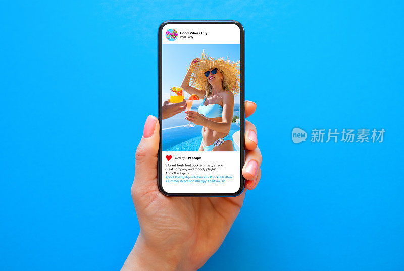 手机在蓝色背景与分享照片在社交媒体应用程序