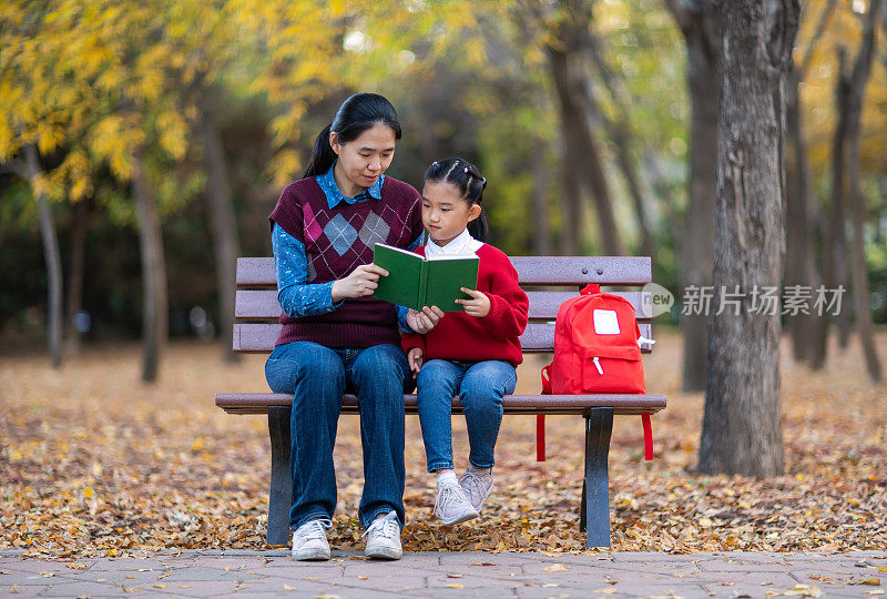 小女孩和妈妈在看书