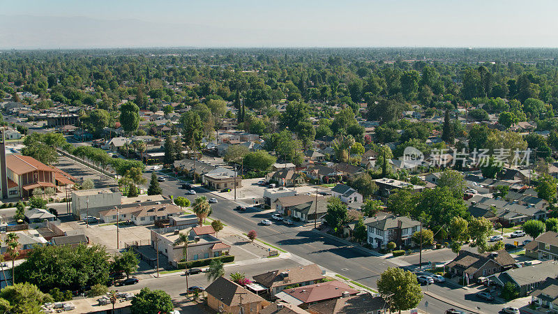 无人机拍摄的住宅街道贝克尔斯菲尔德，加州