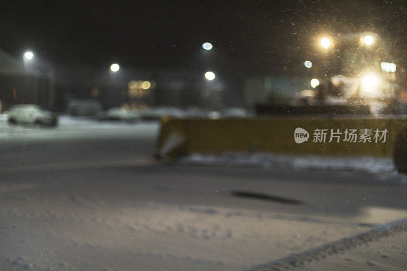 前装载机除雪机在夜间暴雪停车场