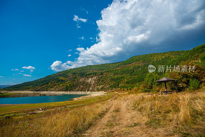 扎沃斯科湖水位低，部分原因是干旱和过度泄洪，在蓝天白云下的秋天
