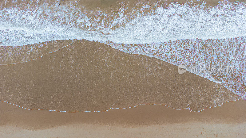 海浪拍打着沙滩