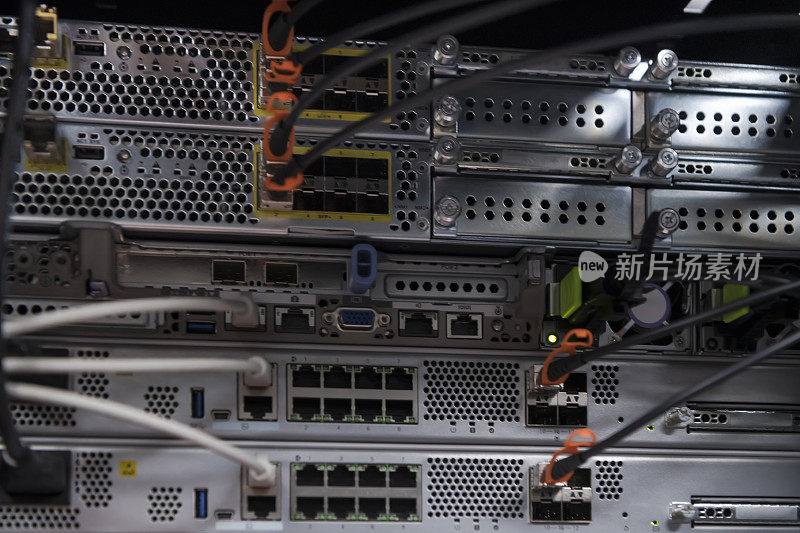 网络服务器机房近距离光纤集线器或交换机用于数字通信和Internet大型机企业业务数据中心的超级计算机。