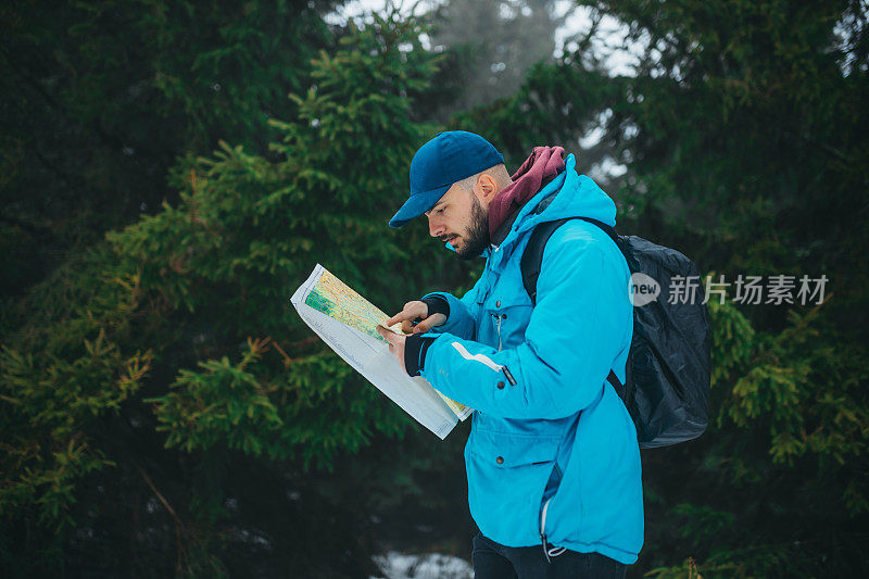 迷路的徒步旅行者正在寻找方向