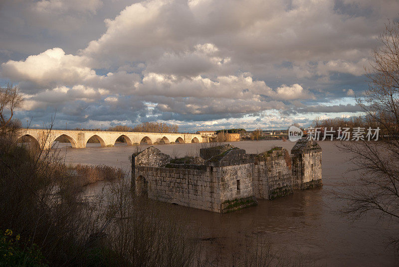 杜埃罗河穿过托尔德西拉斯时溢出来了。