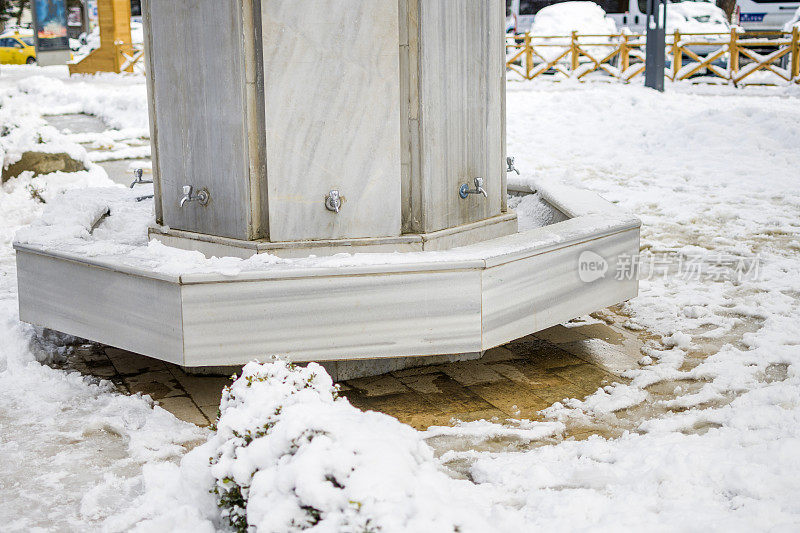 美丽的冬季公园，水龙头被雪覆盖