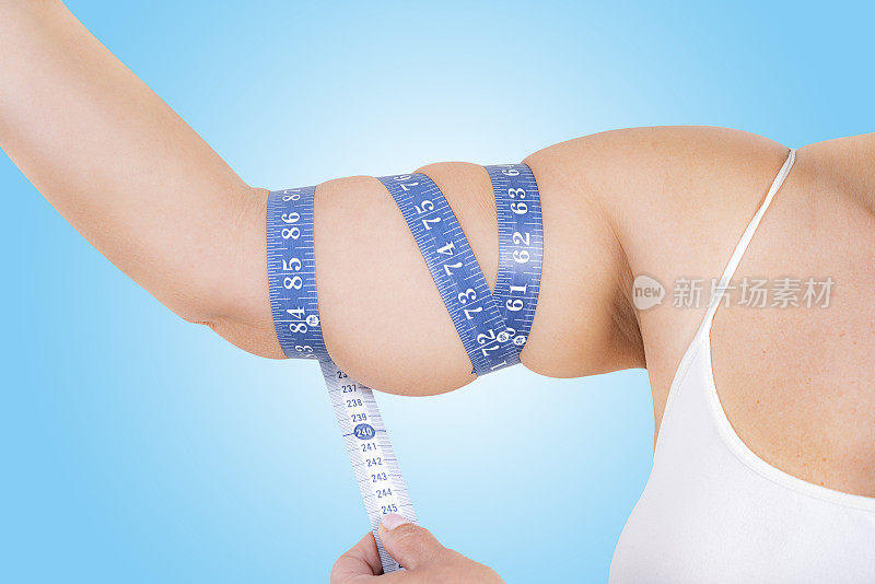 用卷尺测量妇女手臂上的脂肪组织