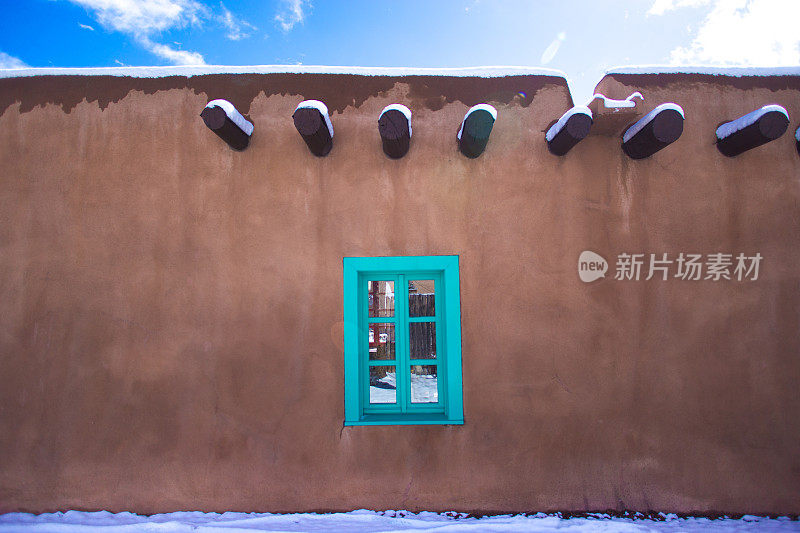 圣达菲风格:传统的老土坯房子在雪