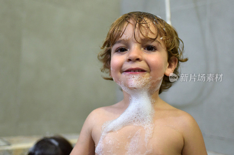 孩子在淋浴时用泡沫