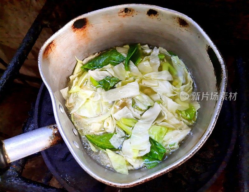 煮甘蓝和卷心菜蔬菜-食品准备。