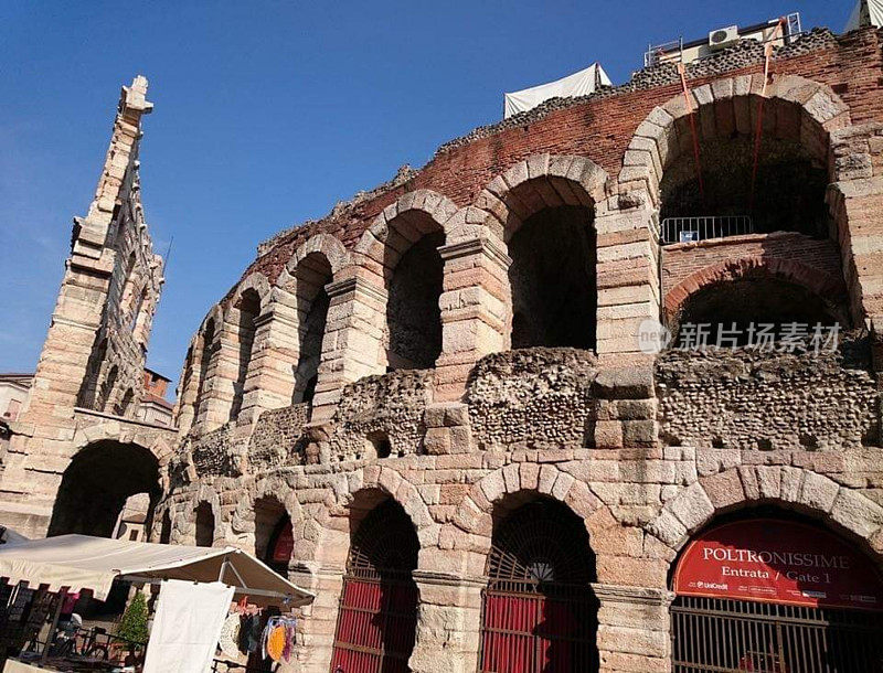 维罗纳竞技场是位于意大利维罗纳市的罗马圆形剧场，以在那里举行的歌剧作品(维罗纳节)而闻名。