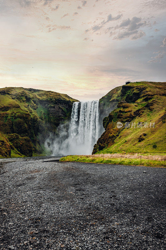 壮丽的斯科加福斯瀑布斯科加河苏杜尔兰在冰岛的日落