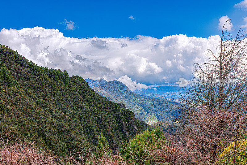 Bogotá，哥伦比亚-在平均海平面以上11000英尺的瓜达卢佩山顶俯瞰安第斯山脉