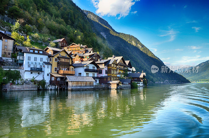 夏季奥地利萨尔斯卡莫古特哈尔斯塔特村的湖景