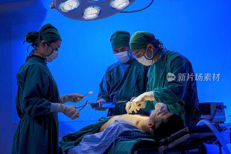 医生在手术室给病人做手术。