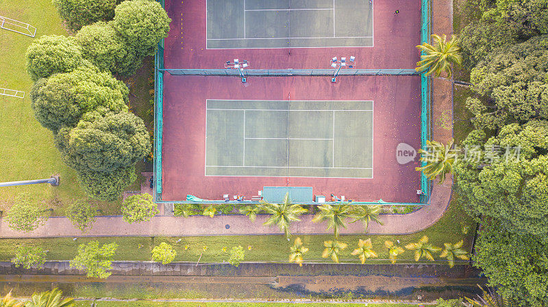 无人机视角的网球场正上方被树木包围