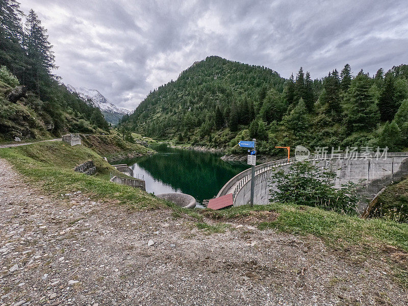 瑞士的水坝和高山湖泊