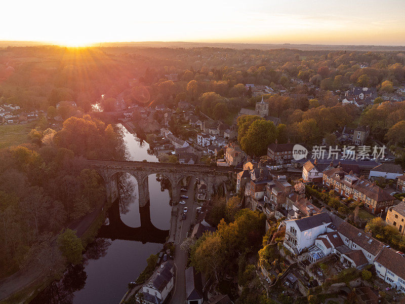 在日落时的鸟瞰历史高架桥和Nidd河在Knaresborough，北约克郡，英国。用0级无人机拍摄